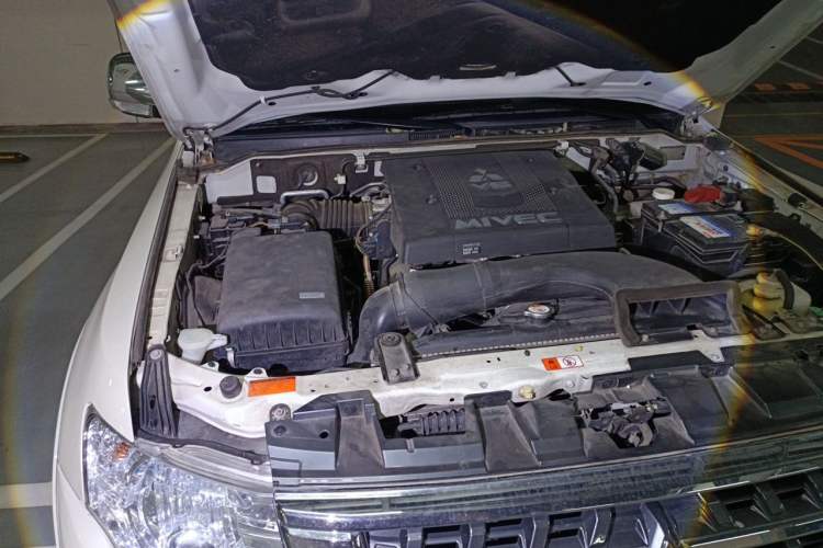 Used Mitsubishi Pajero  Engine Bay Right