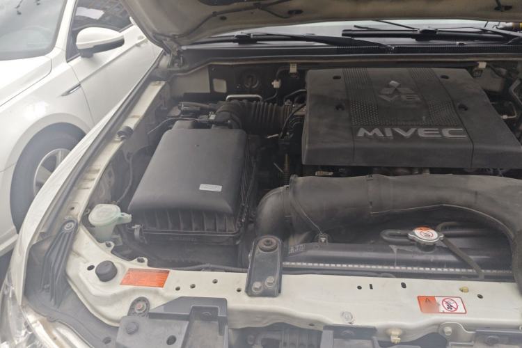 Used Mitsubishi Pajero  Engine Bay Right