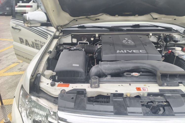 Used Mitsubishi Pajero  Engine Bay Right