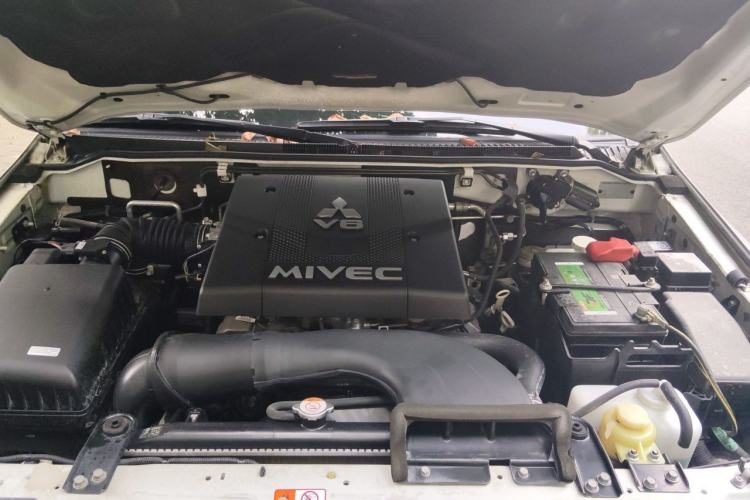 Used Mitsubishi Pajero 2019 V97 3.8L 5-Door GLS Middle East Edition Engine Bay