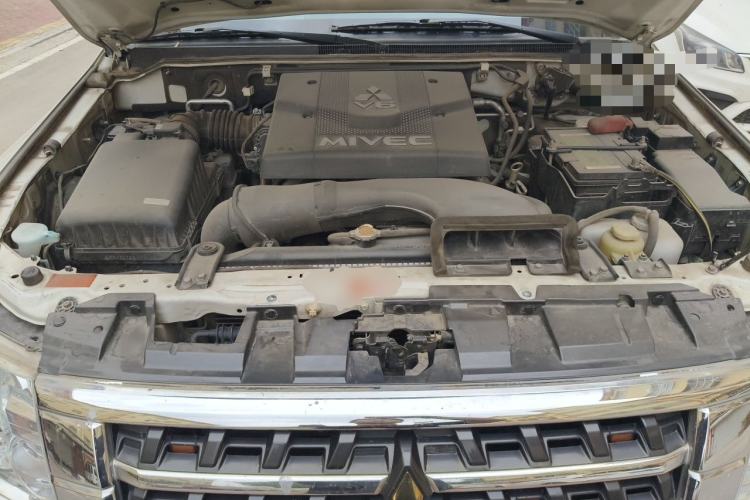 Used Mitsubishi Pajero  Engine Bay