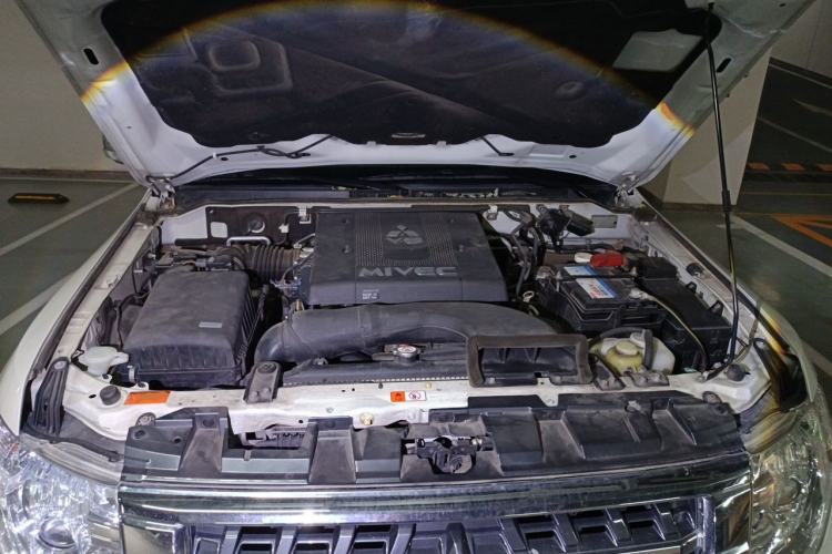 Used Mitsubishi Pajero  Engine Bay