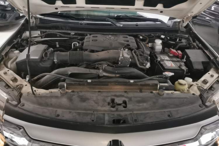 Used Mitsubishi Pajero 2019 3.0L Automatic Standard Edition Engine Bay