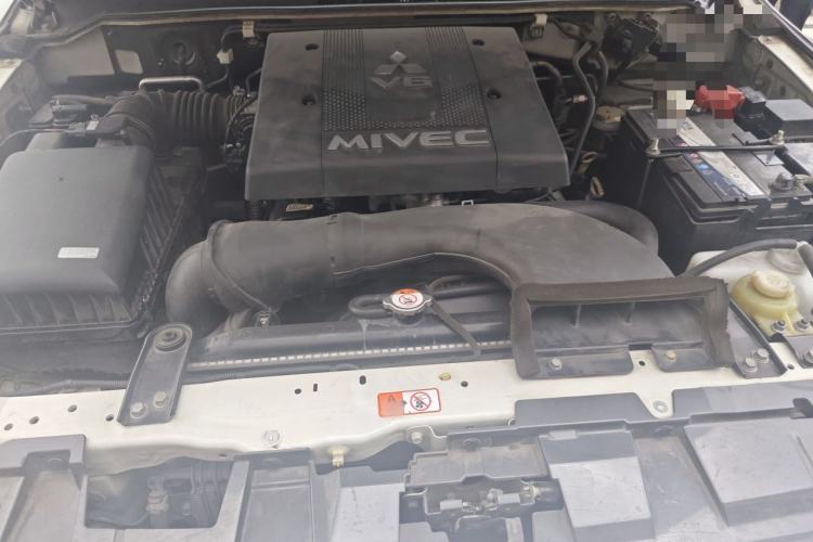 Used Mitsubishi Pajero  Engine Bay