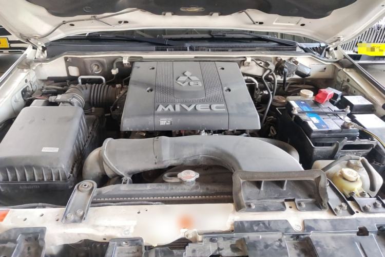Used Mitsubishi Pajero 2019 V97 3.8L 5-Door GLS Middle East Edition Engine Bay