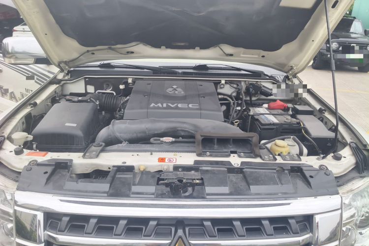 Used Mitsubishi Pajero  Engine Bay