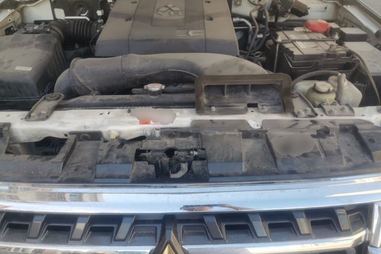 Used Mitsubishi Pajero  Engine Bay