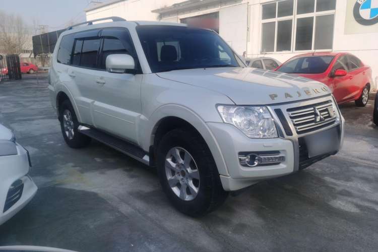 Used Mitsubishi Pajero 2019 3.0L Automatic Standard Edition Exterior 2