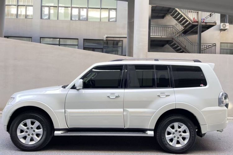 Used Mitsubishi Pajero 2019 3.0L Automatic Standard Edition Exterior 3
