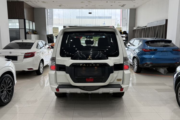 Used Mitsubishi Pajero 2019 V97 3.8L 5-Door GLS Sunroof Dual Differential – Middle East Exterior 3