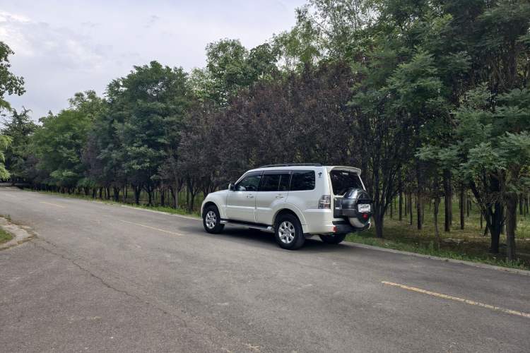 Used Mitsubishi Pajero 2019 3.0L Automatic Comfort Edition Exterior 4