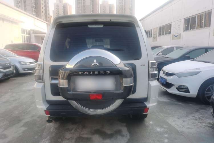 Used Mitsubishi Pajero 2019 3.0L Automatic Standard Edition Exterior 4