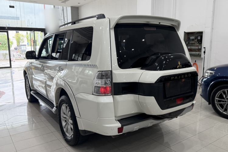 Used Mitsubishi Pajero 2019 V97 3.8L 5-Door GLS Sunroof Dual Differential – Middle East Exterior 4