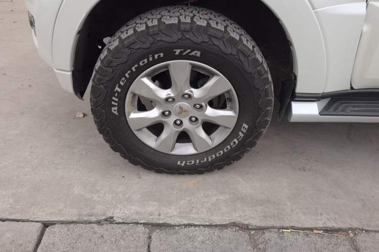 Used Mitsubishi Pajero 2019 3.0L Automatic Standard Edition Exterior 4