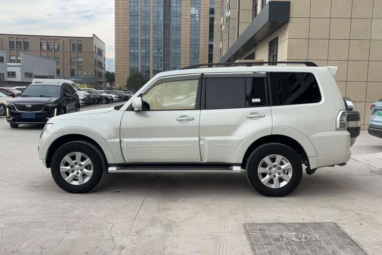 Used Mitsubishi Pajero 2019 3.0L Automatic Comfort Edition Exterior 5