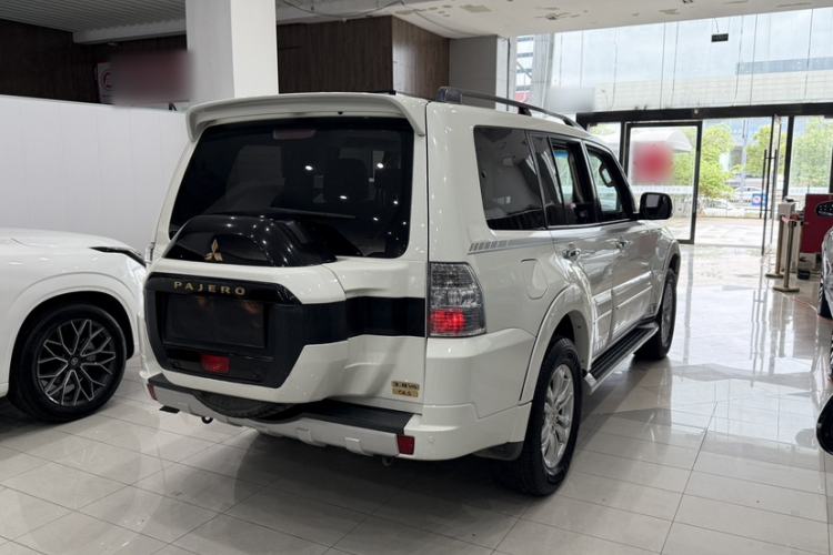 Used Mitsubishi Pajero 2019 V97 3.8L 5-Door GLS Sunroof Dual Differential – Middle East Exterior 5