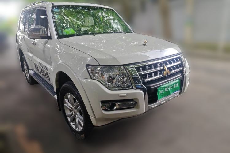Used Mitsubishi Pajero  Front Right 45 Deg