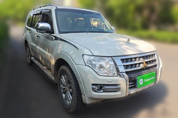 Used Mitsubishi Pajero  Front Right 45 Deg