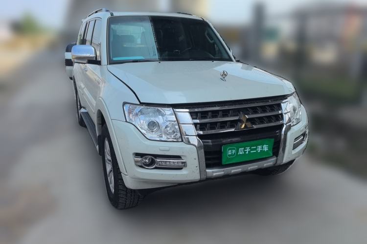 Used Mitsubishi Pajero  Front Right 45 Deg