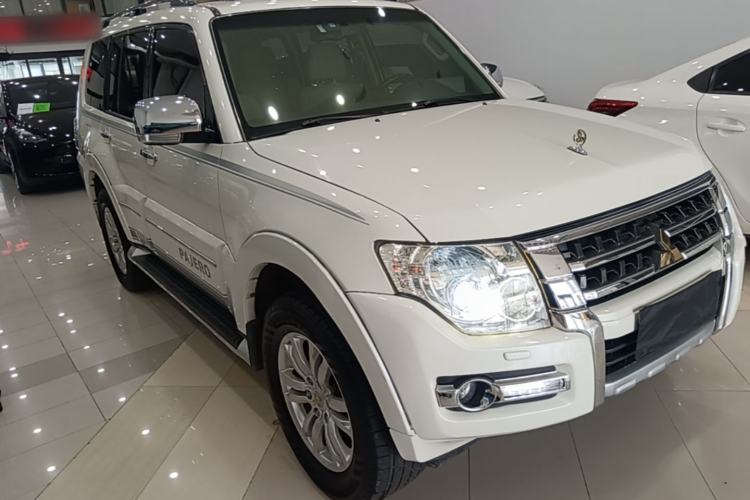 Used Mitsubishi Pajero 2019 V97 3.8L 5-Door GLS Sunroof Dual Differential – Middle East Front Right 45 Deg
