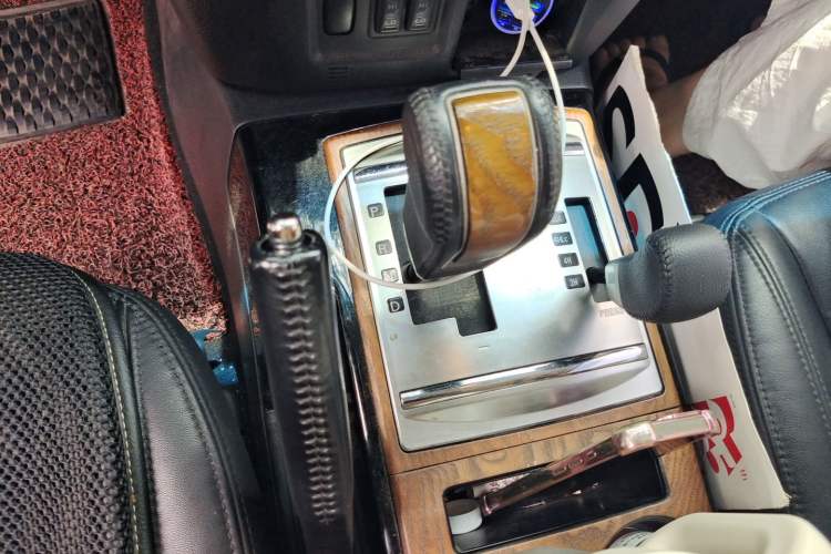 Used Mitsubishi Pajero 2019 3.0L Automatic Comfort Edition Gear Lever