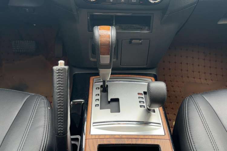 Used Mitsubishi Pajero 2019 3.0L Automatic Comfort Edition Gear Lever