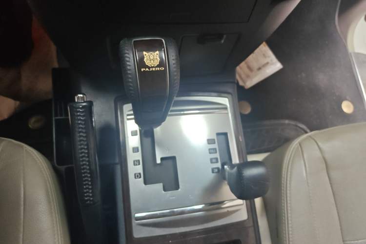 Used Mitsubishi Pajero  Gear Lever
