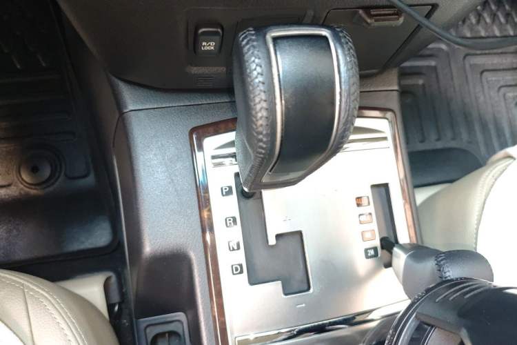 Used Mitsubishi Pajero 2019 V97 3.8L 5-Door GLS Middle East Edition Gear Lever