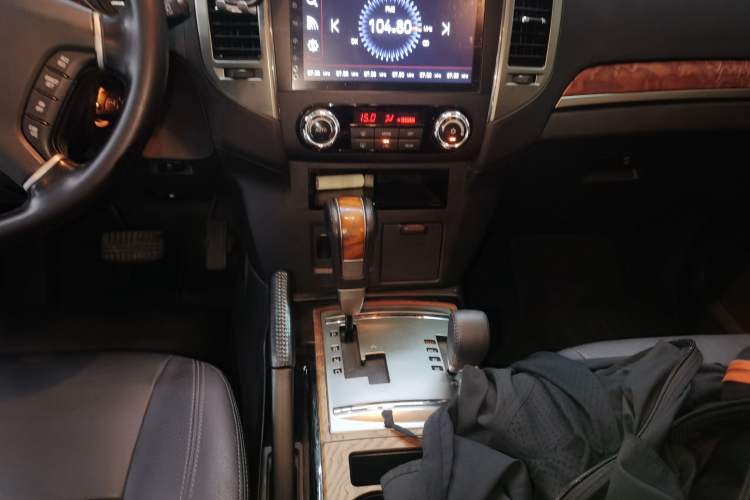 Used Mitsubishi Pajero 2019 3.0L Automatic Luxury Edition Gear Lever