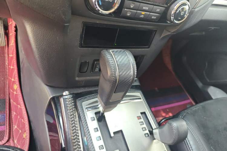 Used Mitsubishi Pajero 2019 3.0L Automatic Comfort Edition Gear Lever