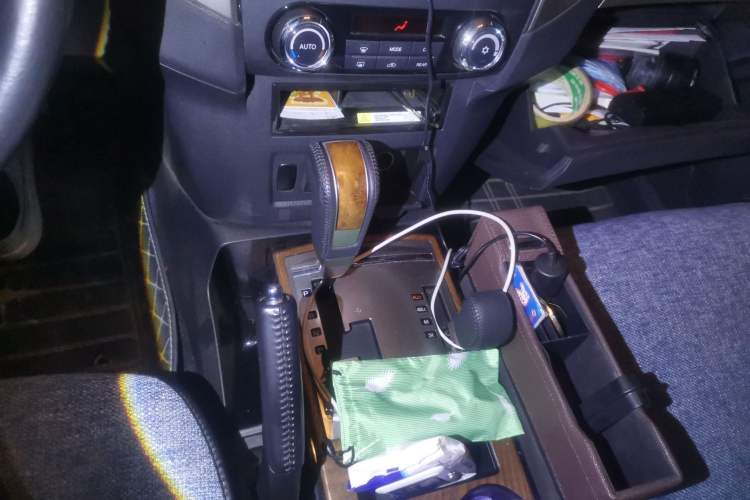 Used Mitsubishi Pajero 2019 3.0L Automatic Standard Edition Gear Lever