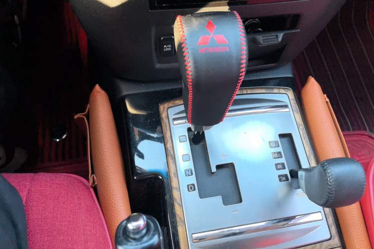 Used Mitsubishi Pajero 2019 3.0L Automatic Prestige Edition Gear Lever