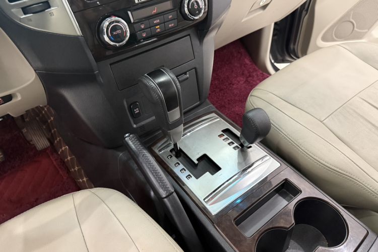 Used Mitsubishi Pajero 2019 V97 3.8L 5-Door GLS Sunroof Dual Differential – Middle East Gear Lever