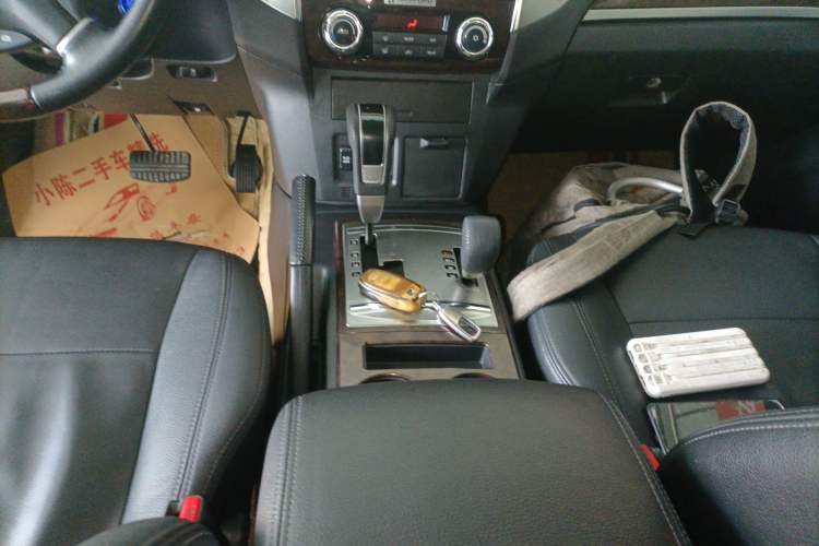 Used Mitsubishi Pajero 2019 V97 3.8L 5-Door GLS Middle East Edition Gear Lever