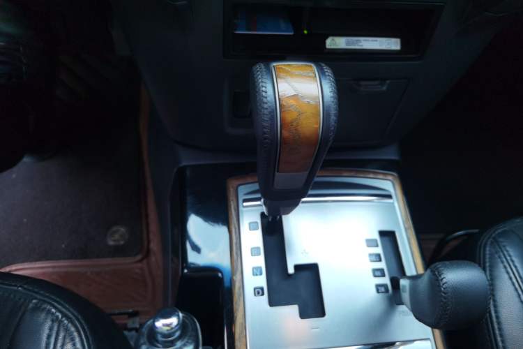 Used Mitsubishi Pajero 2019 3.0L Automatic Comfort Edition Gear Lever
