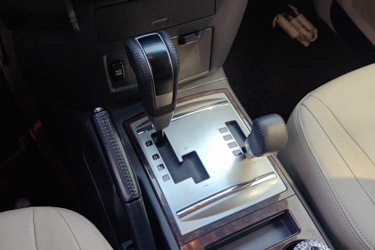 Used Mitsubishi Pajero 2019 V97 3.8L 5-Door GLS Sunroof Dual Differential – Middle East Gear Lever