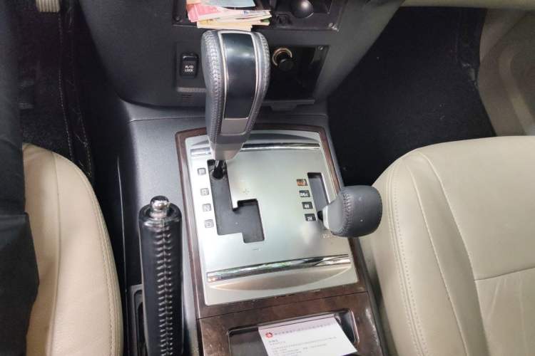 Used Mitsubishi Pajero 2019 V97 3.8L 5-Door GLS Middle East Edition Gear Lever