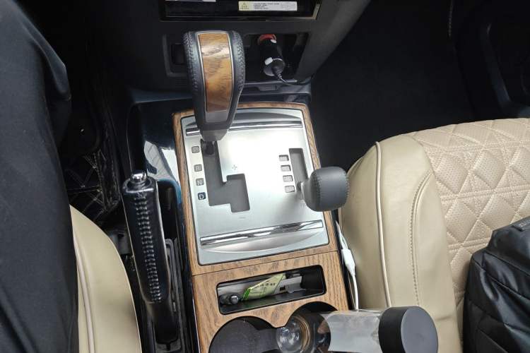 Used Mitsubishi Pajero 2019 3.0L Automatic Standard Edition Gear Lever
