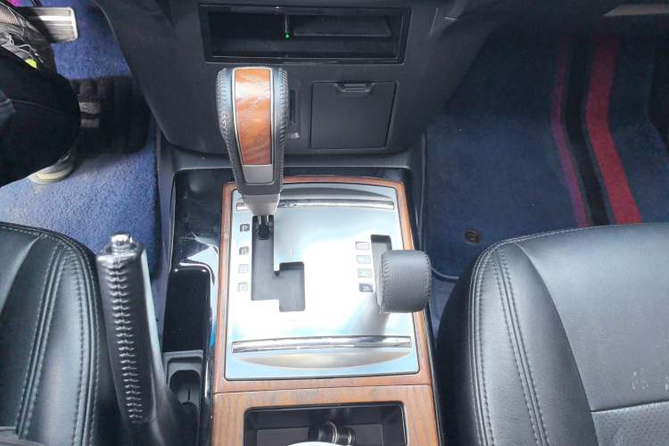 Used Mitsubishi Pajero 2019 3.0L Automatic Standard Edition Gear Lever