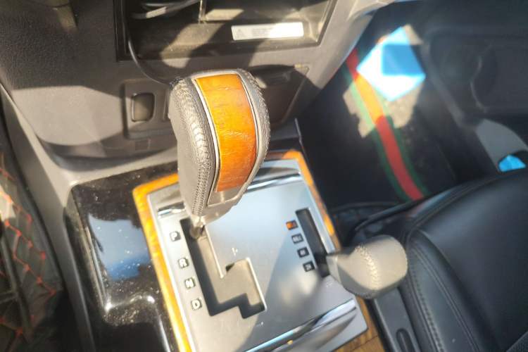 Used Mitsubishi Pajero 2019 3.0L Automatic Standard Edition Gear Lever
