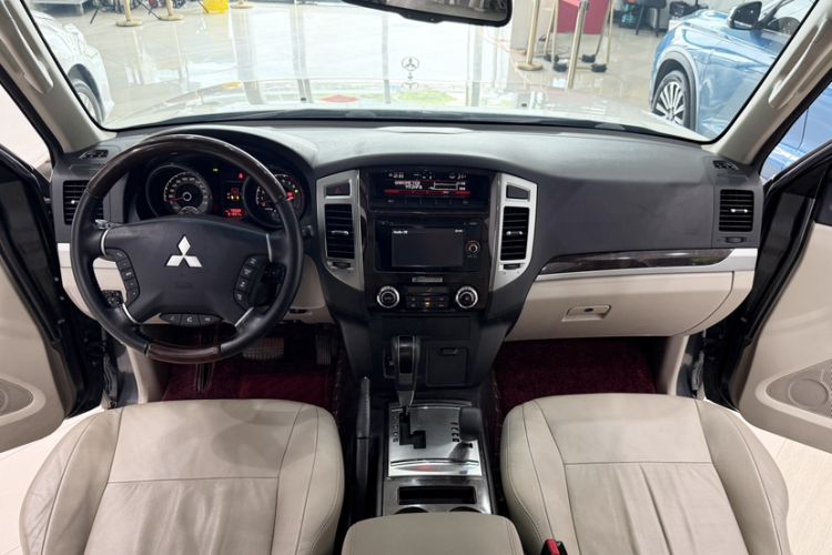 Used Mitsubishi Pajero 2019 V97 3.8L 5-Door GLS Sunroof Dual Differential – Middle East Interior 1