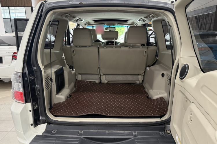 Used Mitsubishi Pajero 2019 V97 3.8L 5-Door GLS Sunroof Dual Differential – Middle East Interior 10
