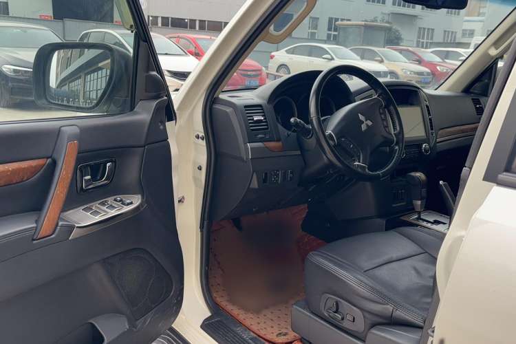 Used Mitsubishi Pajero 2019 3.0L Automatic Comfort Edition Interior 2