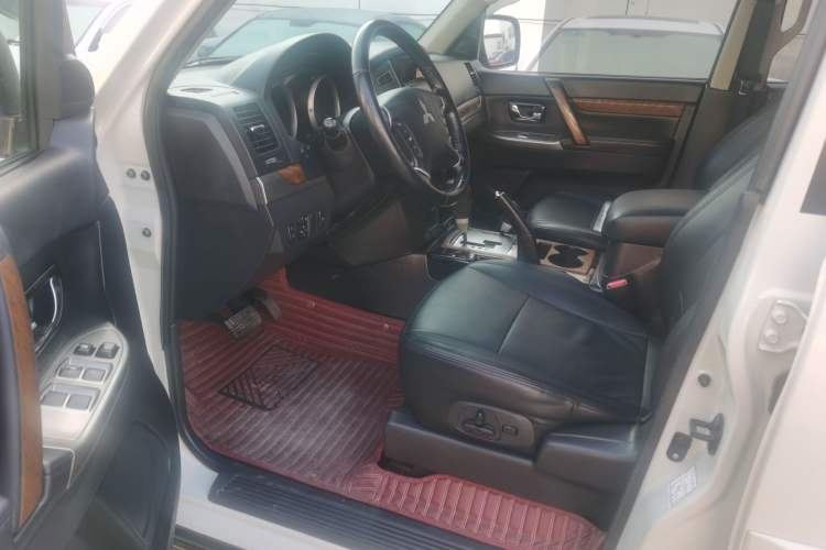 Used Mitsubishi Pajero 2019 3.0L Automatic Standard Edition Interior 2