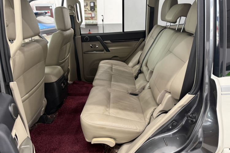 Used Mitsubishi Pajero 2019 V97 3.8L 5-Door GLS Sunroof Dual Differential – Middle East Interior 2