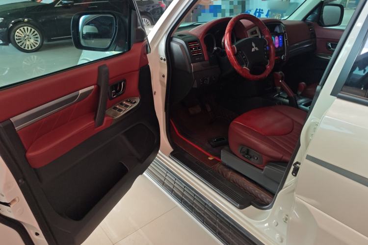 Used Mitsubishi Pajero 2019 3.0L Automatic Standard Edition Interior 3