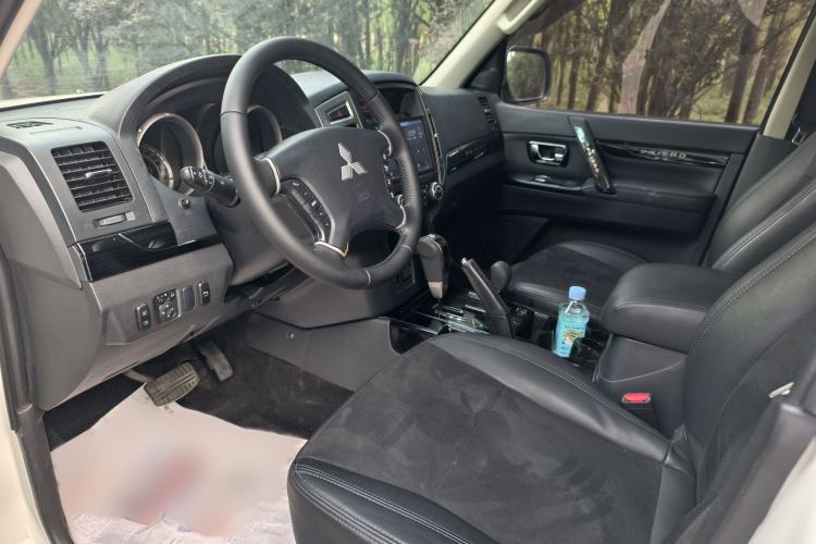 Used Mitsubishi Pajero 2019 3.0L Automatic Comfort Edition Interior 3