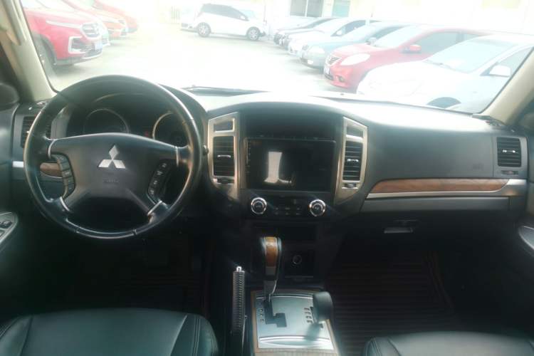 Used Mitsubishi Pajero 2019 3.0L Automatic Standard Edition Interior 3