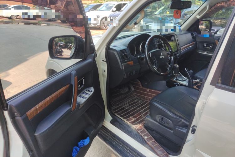 Used Mitsubishi Pajero 2019 3.0L Automatic Luxury Edition Interior 3