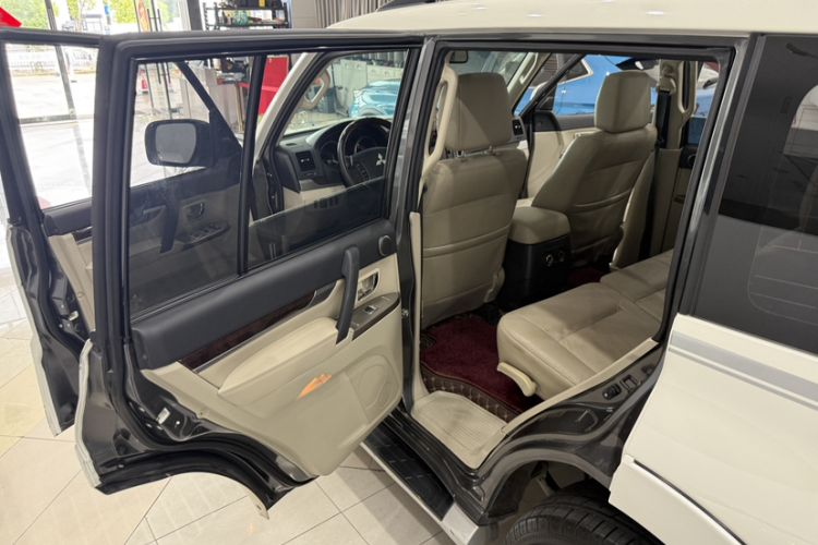 Used Mitsubishi Pajero 2019 V97 3.8L 5-Door GLS Sunroof Dual Differential – Middle East Interior 3